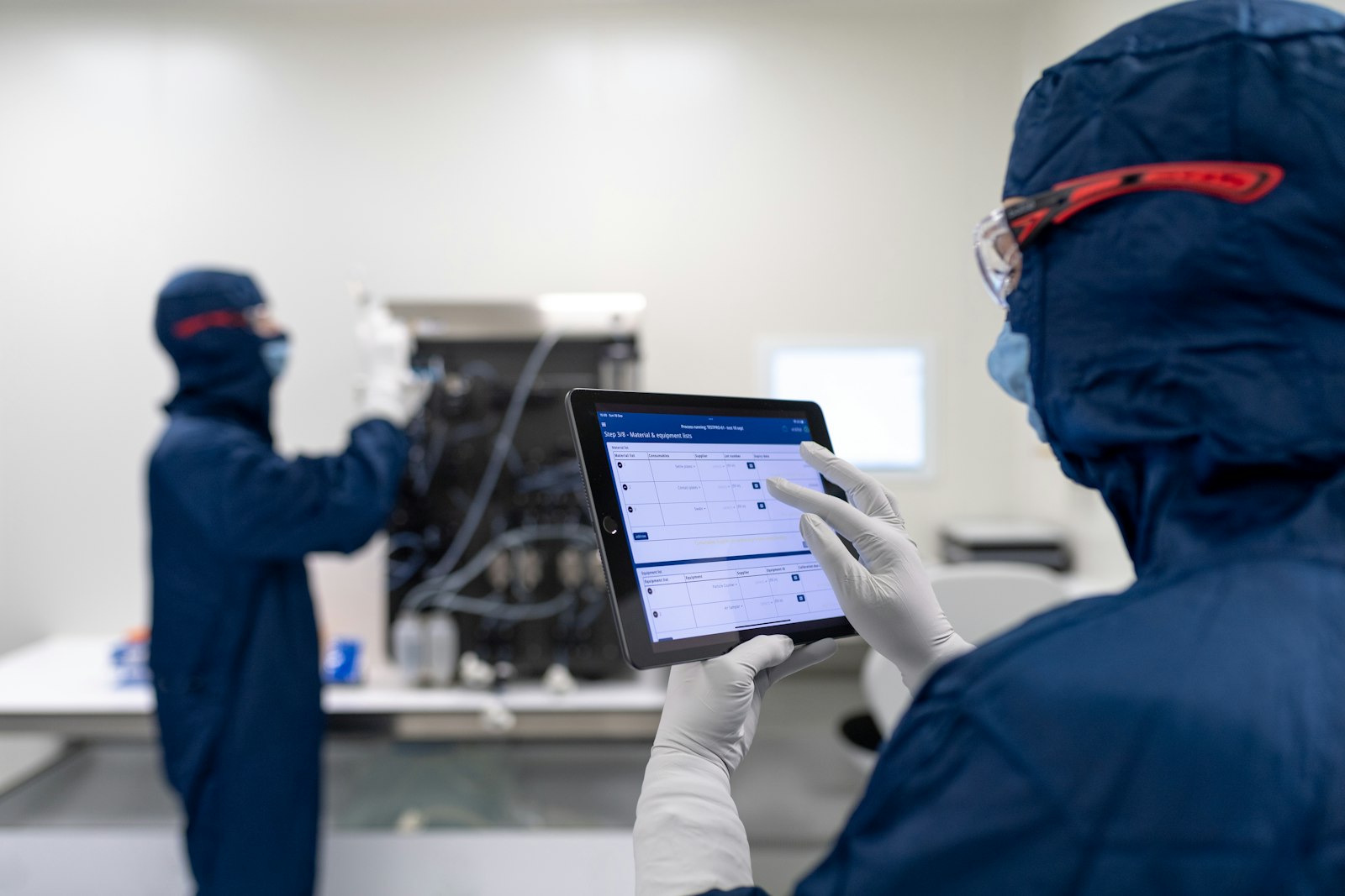 Laboratuvarda tablet ile ürün testi yapan mühendisler
